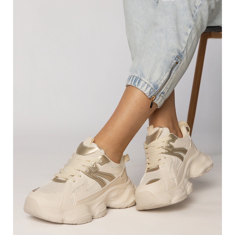 Zapatillas beige deportes femeninos con una inserción dorada 1