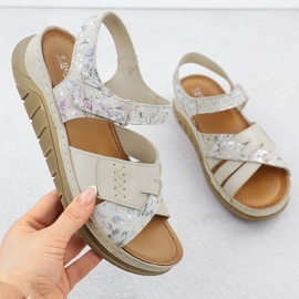 Cuero cómoda sandalias de velcro con flores beige T.Sokolski L25-173 1