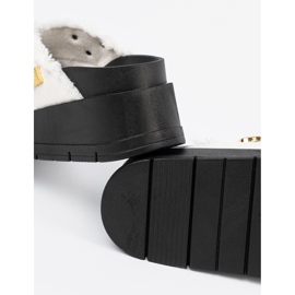 Seastar Chanclas blancas en una plataforma negra con alfileres blanco 2 Seastar Chanclas blancas en una plataforma negra con alfileres blanco 2