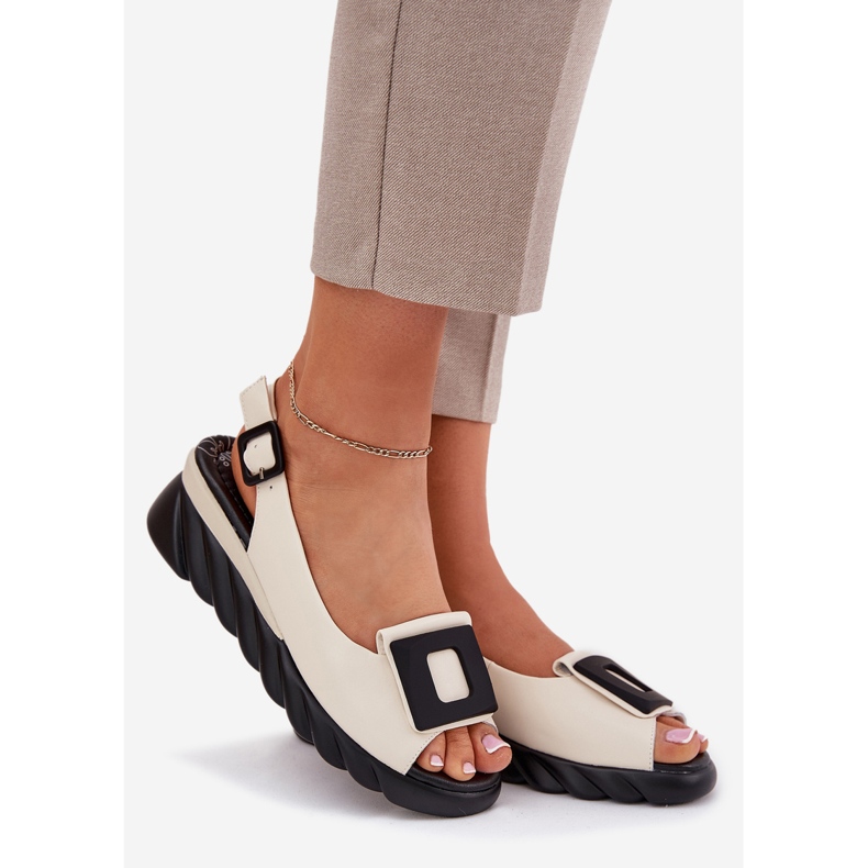 ARTIKER Sandalias de cuero para mujeres con una cuña con decoración Artker 56C1570 beige 1