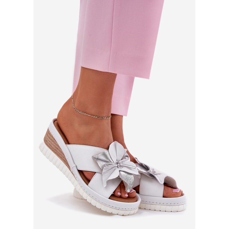 ARTIKER Godas de cuero para mujeres con un arte de flores decorativo 54C0538 White and Silver plata 1