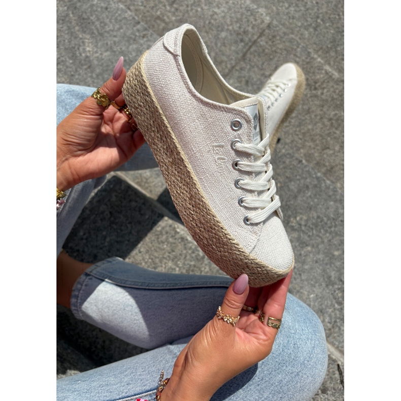 Zapatillas para mujeres en la plataforma con la trenza Lee Cooper LCW-25-02-3284 beige 1