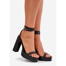 Sandalias para mujeres con una tira negra negro 1