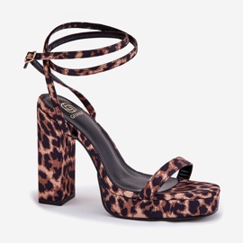 Sandalias femeninas en la publicación con una correa de leopardo marrón 4