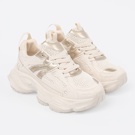 Zapatillas beige ligeras sobre una suela gruesa 3