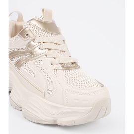 Zapatillas beige ligeras sobre una suela gruesa 1