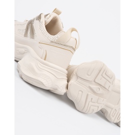Zapatillas beige ligeras sobre una suela gruesa 2