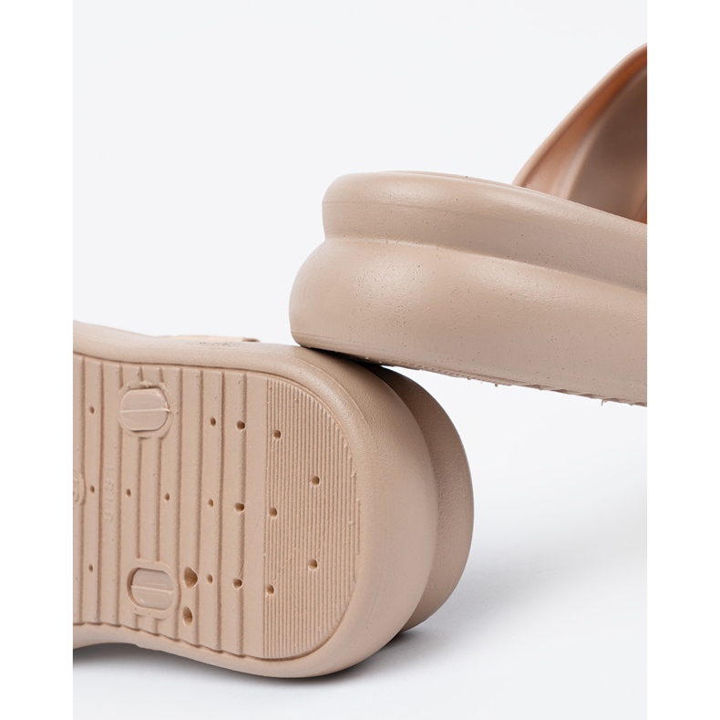 Seastar Zapatillas con hebillas doradas en la plataforma beige 1