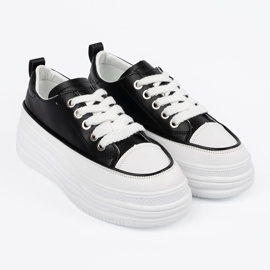 Zapatillas en blanco y negro en la plataforma 4