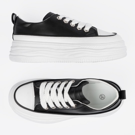 Zapatillas en blanco y negro en la plataforma 5