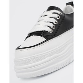 Zapatillas en blanco y negro en la plataforma 1