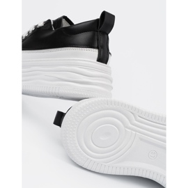 Zapatillas en blanco y negro en la plataforma 2