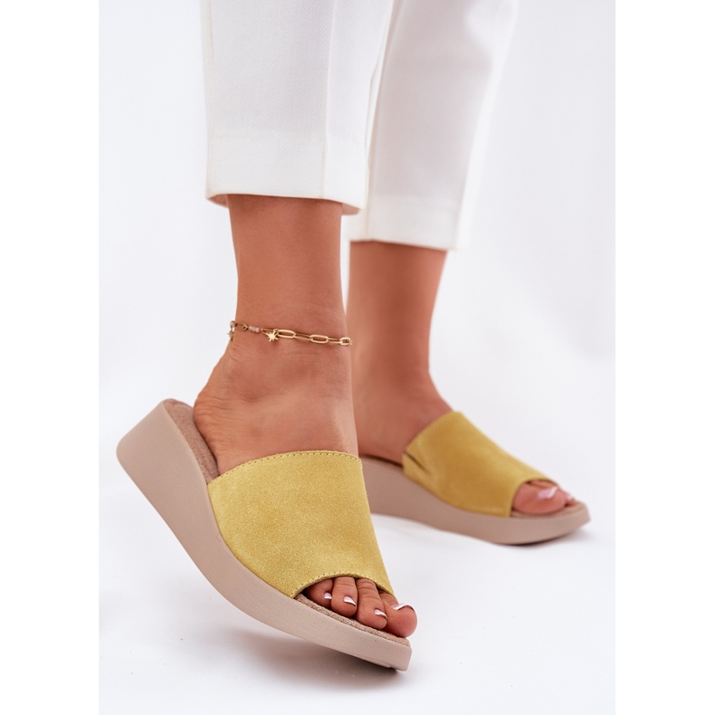 Flip de gamuza femenina -Flops en el Panto Fino RR267038 Wedge amarillo 2