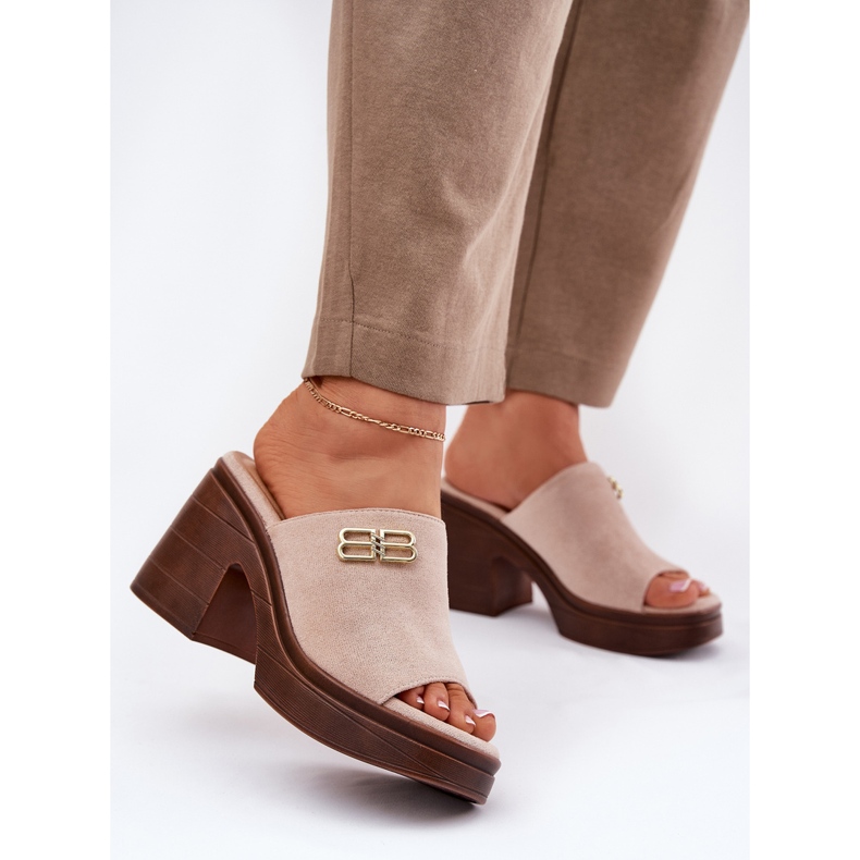 Vinceza Zapatillas para mujeres en un tacón masivo con un detalle dorado de Vincez 17400 beige 2