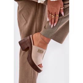 Vinceza Zapatillas para mujeres en un tacón masivo con un detalle dorado de Vincez 17400 beige 3
