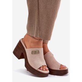 Vinceza Zapatillas para mujeres en un tacón masivo con un detalle dorado de Vincez 17400 beige 1