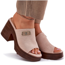 Vinceza Zapatillas para mujeres en un tacón masivo con un detalle dorado de Vincez 17400 beige 8