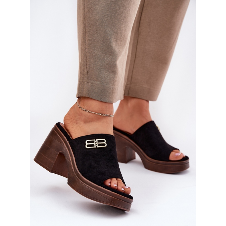 Vinceza Zapatillas para mujeres en un tacón masivo con un detalle dorado de Vincez 17400 Negro 2