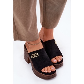 Vinceza Zapatillas para mujeres en un tacón masivo con un detalle dorado de Vincez 17400 Negro 5