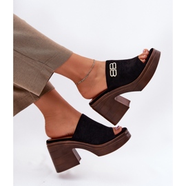 Vinceza Zapatillas para mujeres en un tacón masivo con un detalle dorado de Vincez 17400 Negro 6