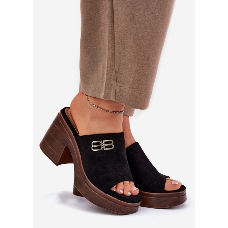 Vinceza Zapatillas para mujeres en un tacón masivo con un detalle dorado de Vincez 17400 Negro 1