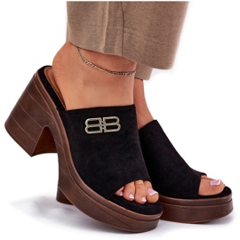 Vinceza Zapatillas para mujeres en un tacón masivo con un detalle dorado de Vincez 17400 Negro 8
