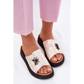 Zapatillas de cuero para mujeres con un broche beige Vinceza 66752 5