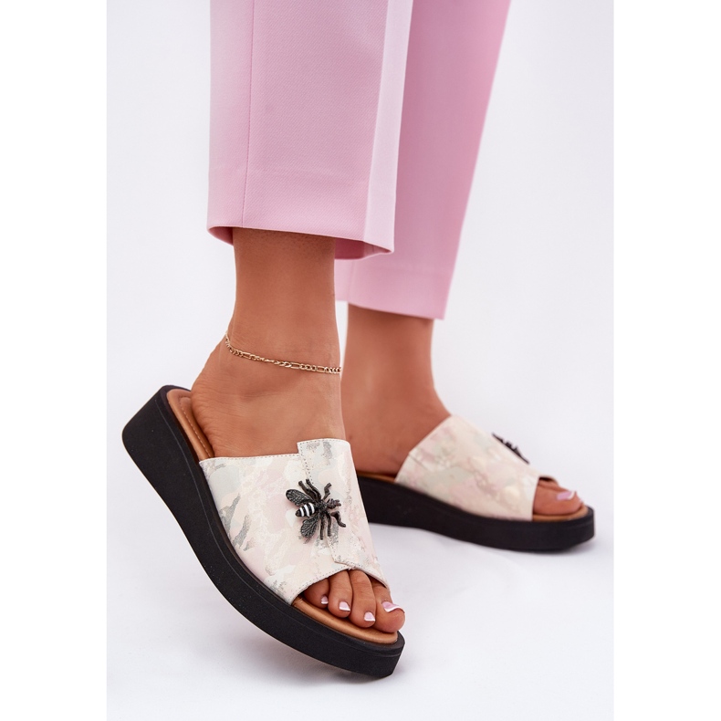 Zapatillas de cuero para mujeres con un broche beige Vinceza 66752 2