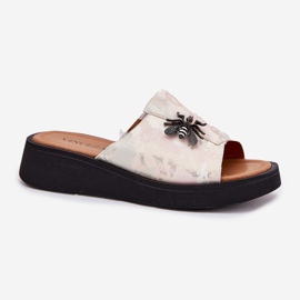 Zapatillas de cuero para mujeres con un broche beige Vinceza 66752 4