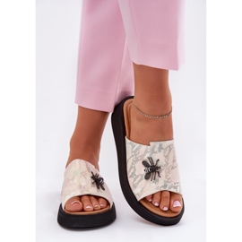 Zapatillas de cuero para mujeres con un broche beige Vinceza 66752 3