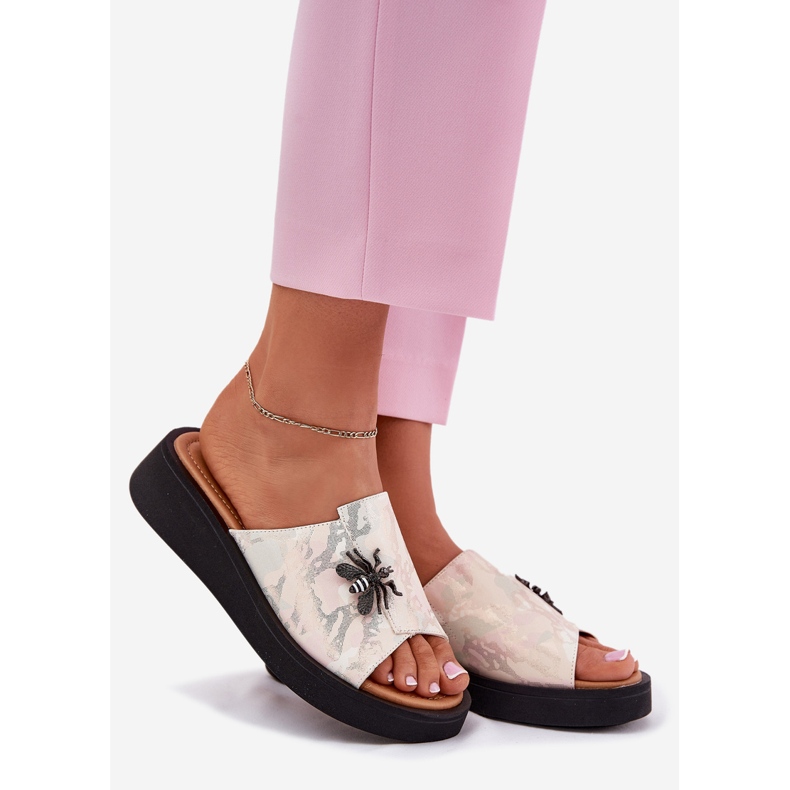 Zapatillas de cuero para mujeres con un broche beige Vinceza 66752 1