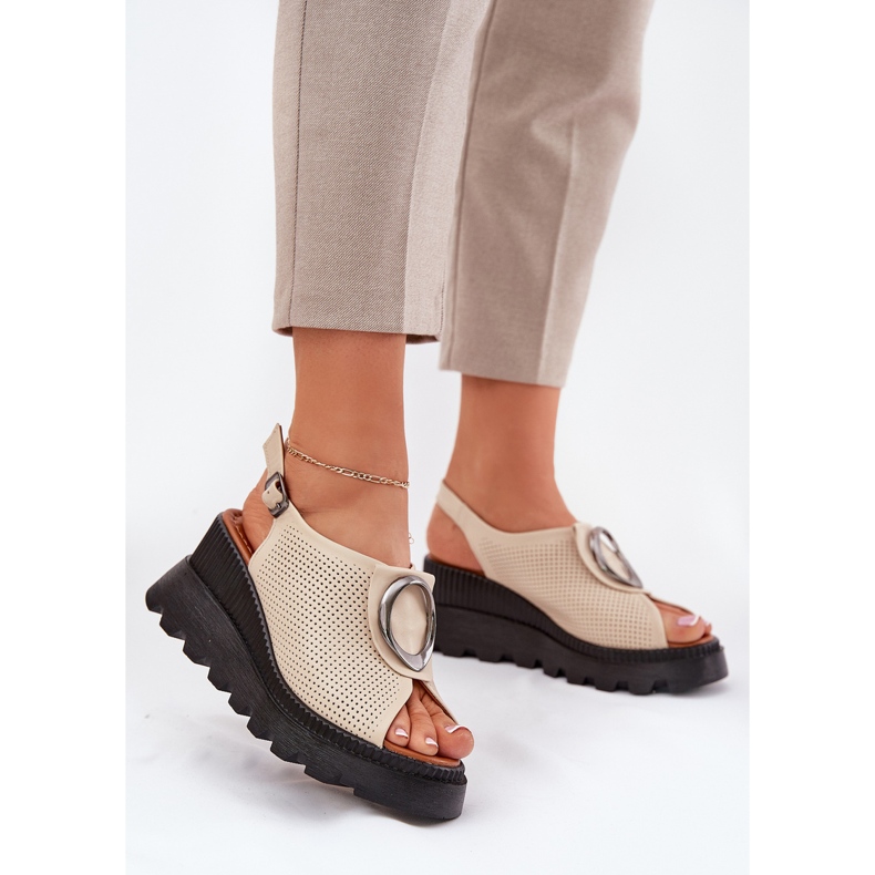 ARTIKER Sandalias de cuero para mujeres con una cuña con decoración Artker 56C0111 beige 2