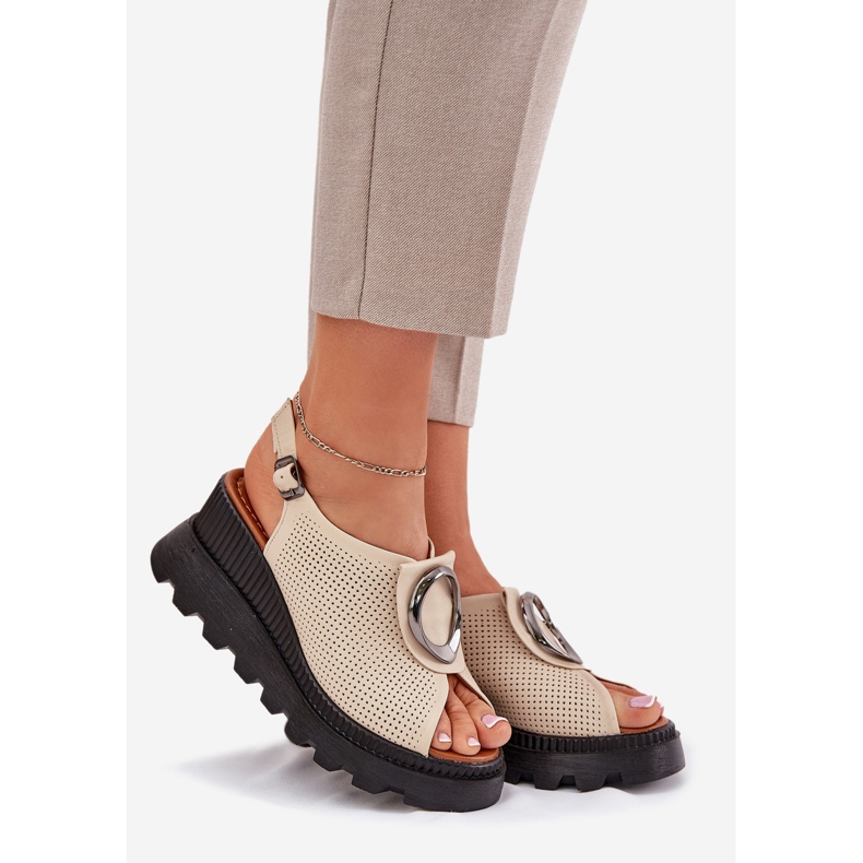 ARTIKER Sandalias de cuero para mujeres con una cuña con decoración Artker 56C0111 beige 1
