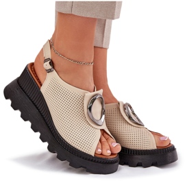 ARTIKER Sandalias de cuero para mujeres con una cuña con decoración Artker 56C0111 beige 9