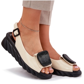 Sandalias para mujeres lacadas en cuero con antigua decoración Artiker 56C1567 beige 9