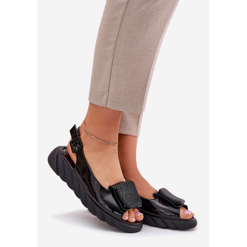 ARTIKER Sandalias para mujeres lacadas en cuero con una cuña con decoración Arter 56C1564 Negro 1