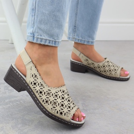 Sandalias de cuero para mujeres abiertas en la almohadilla beige T.Sokolski L25-25 5