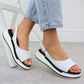 Sandalias de cuero para mujeres para cuñas blancas T.Sokolski L25-247 blanco 3