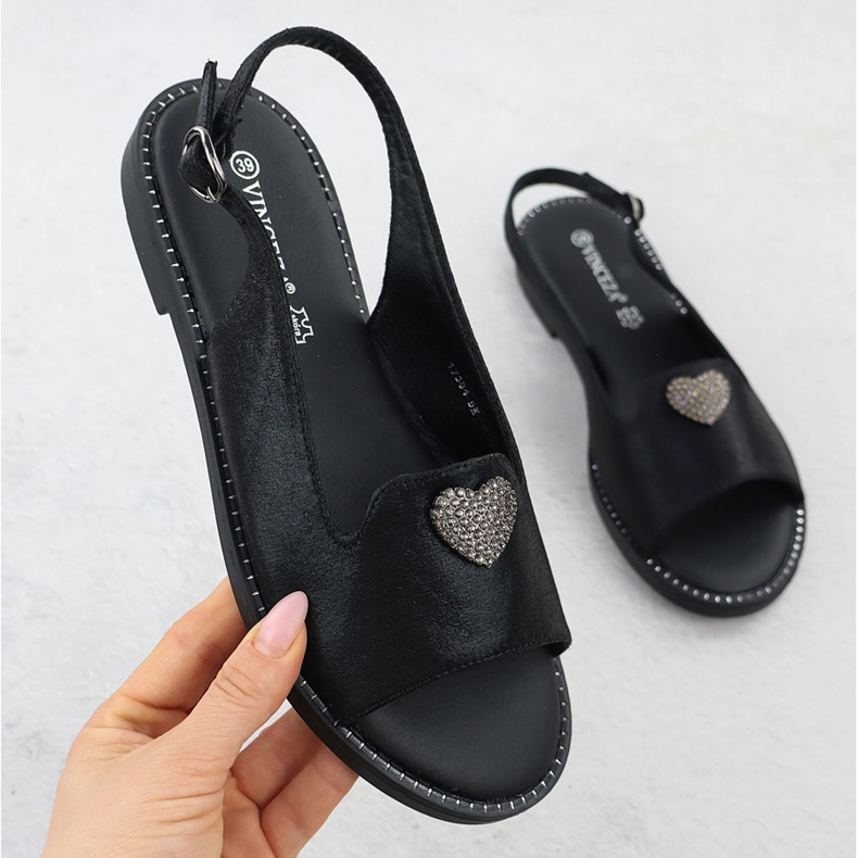 Sandalias de mujeres planas con decoración Black Vinceza 17384 negro 1
