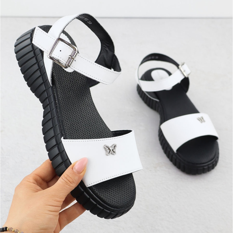 Sandalias de cuero para mujeres en una suela gruesa con un Filippo blanco de mariposa DS6811 1