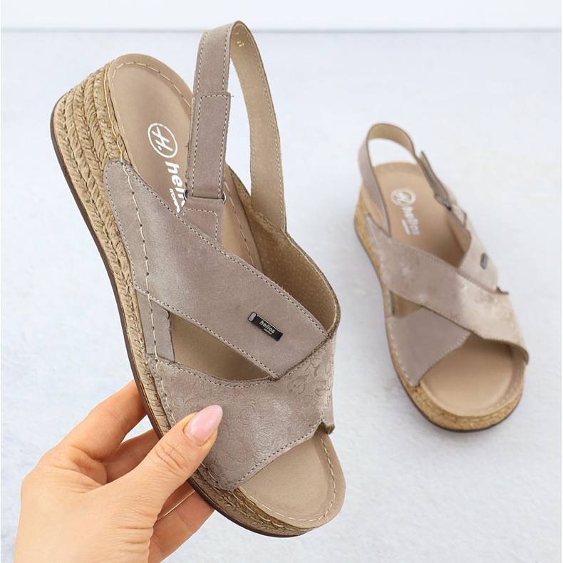 Sandalias de cuero para mujeres en cuñas cómodas beige helios 146 1