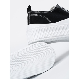 Zapatillas blancas y negras con suela gruesa. negro 1
