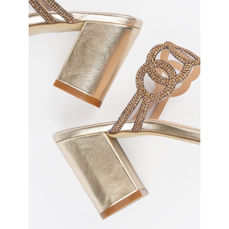 Zapatillas doradas en la publicación Sergio Leone dorado 1