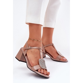 Sandalias de mujer de cuero en el poste con un beige Vinceza 91134 2