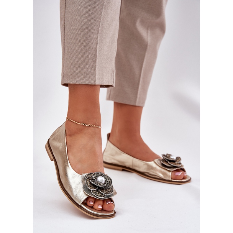 Zazoo Ballerinas de cuero con dedos desnudos y una flor de zaazoo 1870 Zlotys dorado 2 Zazoo Ballerinas de cuero con dedos desnudos y una flor de zaazoo 1870 Zlotys dorado 2