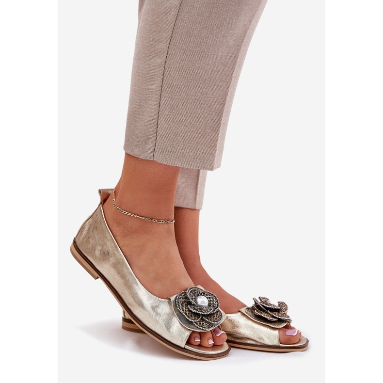 Zazoo Ballerinas de cuero con dedos desnudos y una flor de zaazoo 1870 Zlotys dorado 1 Zazoo Ballerinas de cuero con dedos desnudos y una flor de zaazoo 1870 Zlotys dorado 1