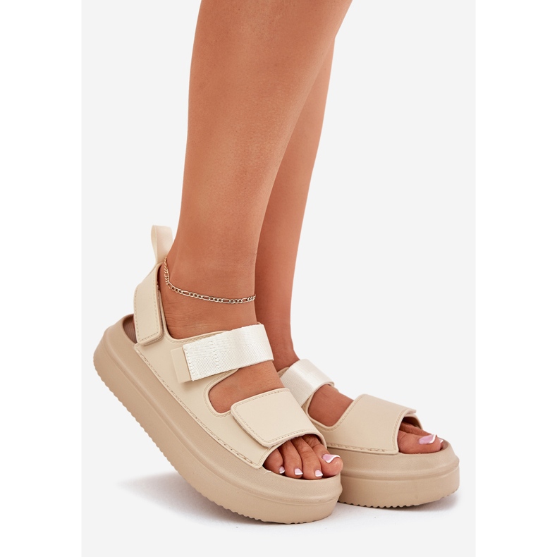 Inna Sandalias para mujeres en la plataforma con velcro beige 1