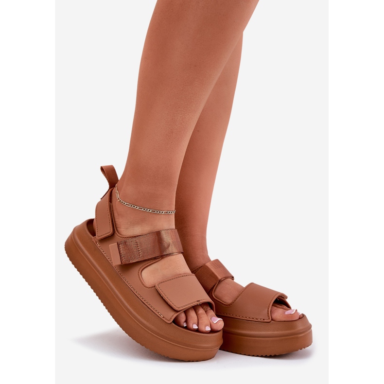 Inna Sandalias para mujeres en Camel Velcro Plast marrón 1