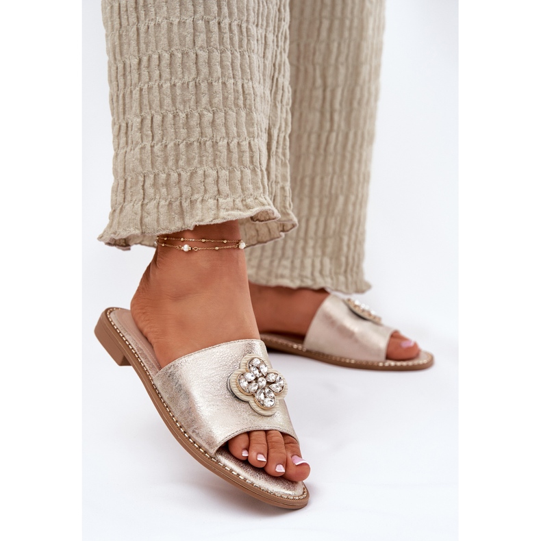 S.Barski Chanclas para mujeres de tacón plano con detalles decorativos S. Barski KV51-087 PLN dorado 2 S.Barski Chanclas para mujeres de tacón plano con detalles decorativos S. Barski KV51-087 PLN dorado 2