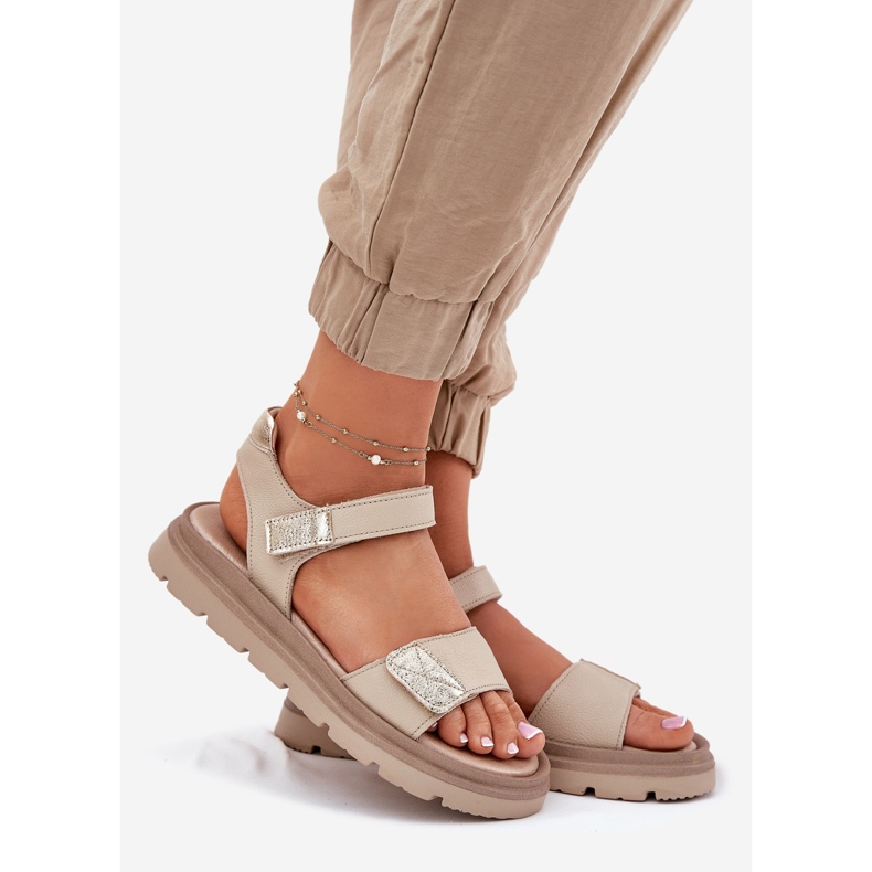 Sandalias de cuero para mujeres en la plataforma beige Zazoo 40443 1